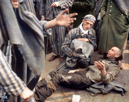 1945年5月4日被美军第82空降师解放的Wobbelin集中营，许多囚犯已几近饿死。(Courtesy of Marina Amaral)