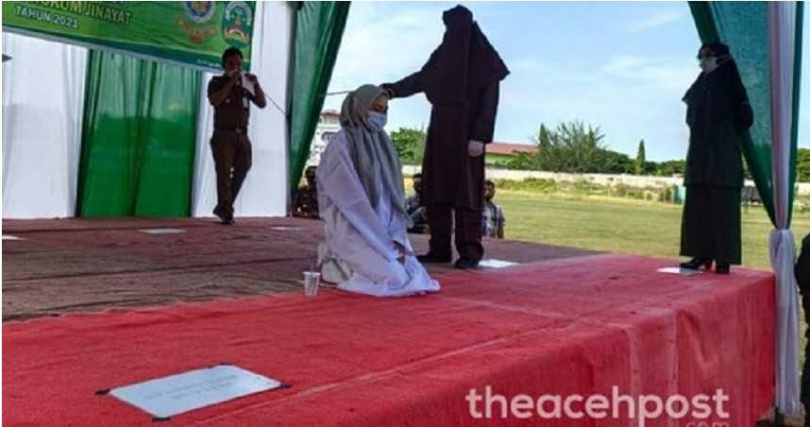 &nbsp; 印尼亚齐省少女因婚前性行为被判公开鞭刑100下。 （图／翻摄自Theacehpost）