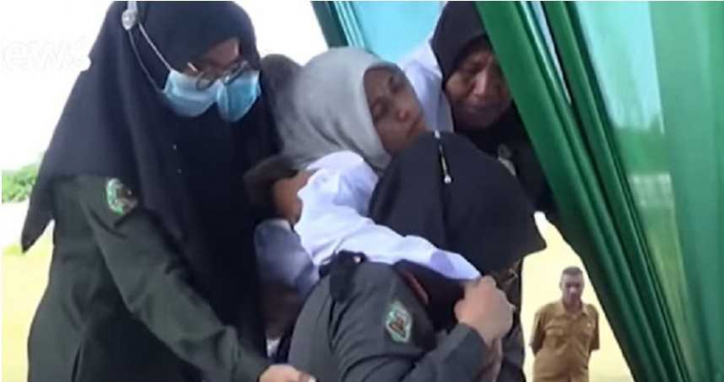 &nbsp; 少女遭鞭100下后当场昏厥。 （图／翻摄自Official iNews）