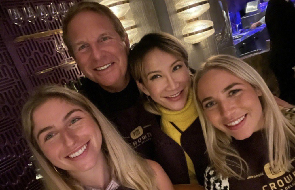 李玟与老公Bruce及继女开心聚会(图/截自李玟微博)
