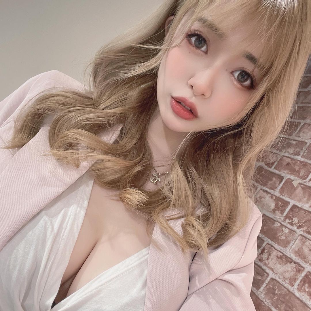 板妹是拥有上万粉丝追踪的网红岚芯语。 （图：岚芯语IG ）
