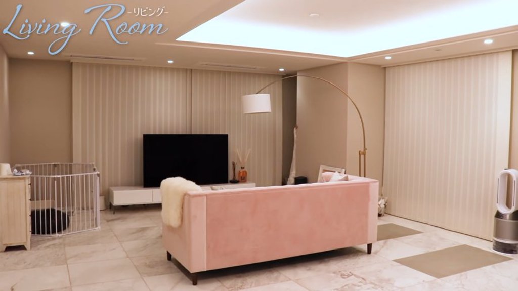 宽敞的客厅据说能容纳百人。 (图/翻摄自ゆあちゃんねる! 三上悠亜オフィシャルYoutube)
